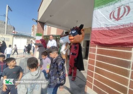 حضور عروسک‌های انیمیشن «بچه‌زرنگ» در مدارس شهر کرمان