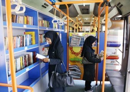 ترویج فرهنگ کتابخوانی در مترو با توزیع کتاب‌های یک صفحه‌ای
